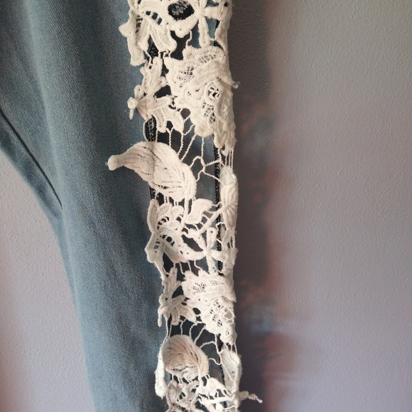 Floral Lace cut Jeans - Picture 8 of 8